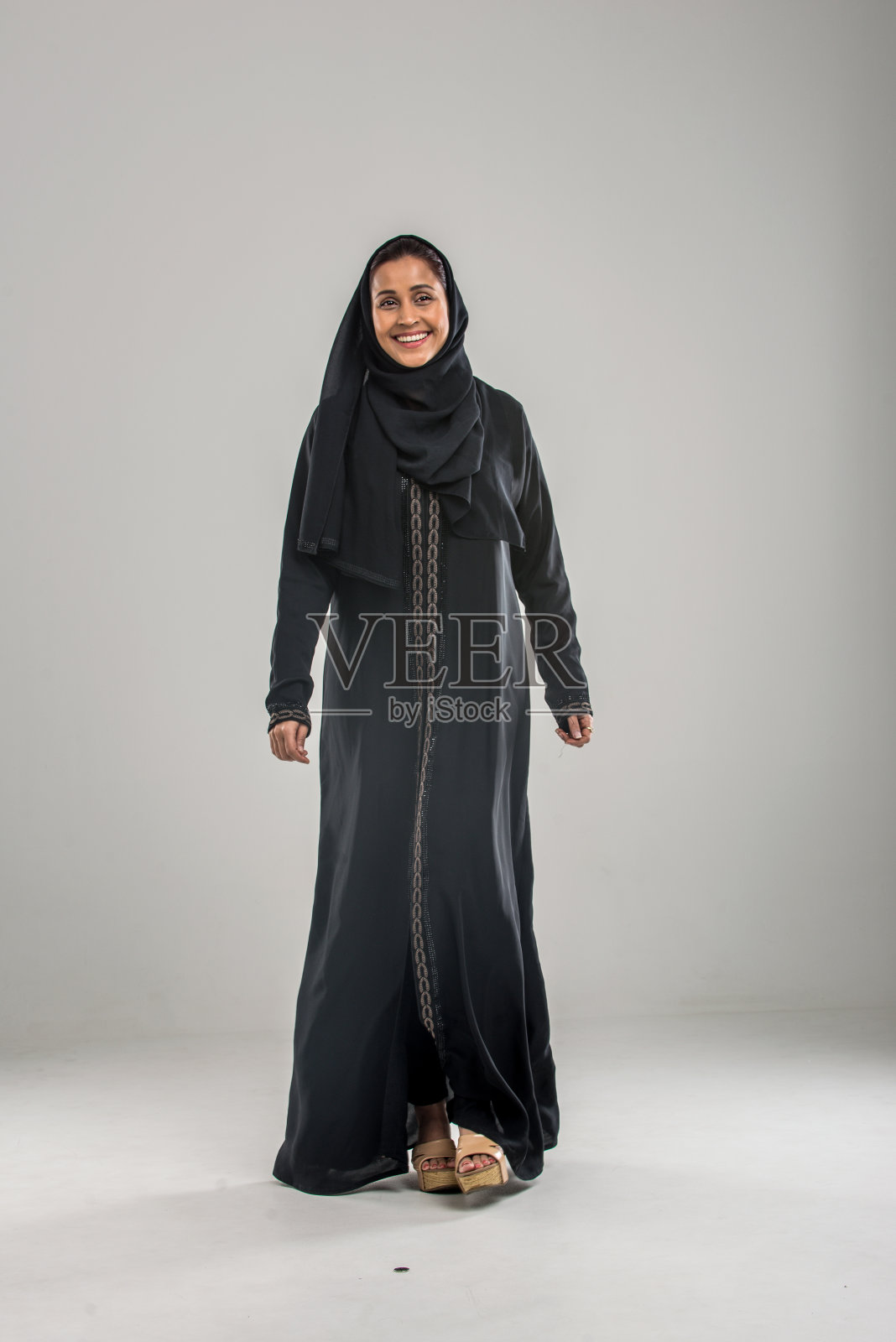 背景中的阿拉伯妇女照片摄影图片