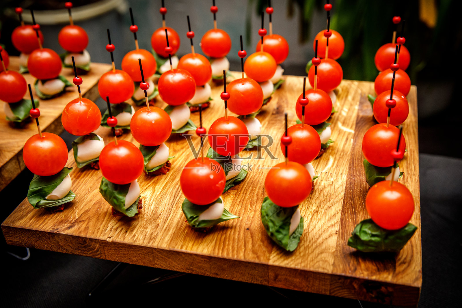 蔬菜点心，开胃小菜摆在餐桌上照片摄影图片