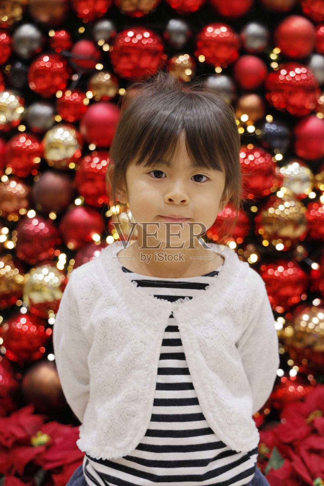 圣诞树和日本女孩(5岁)照片摄影图片