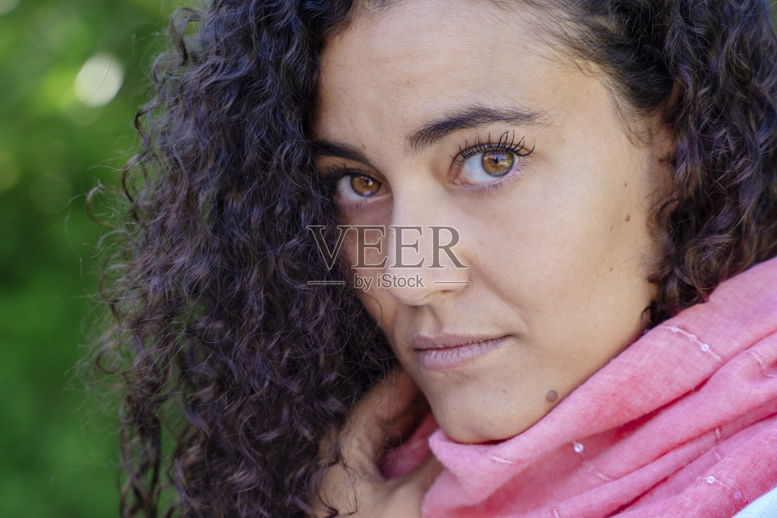 表情悲伤的年轻少数民族女人照片摄影图片