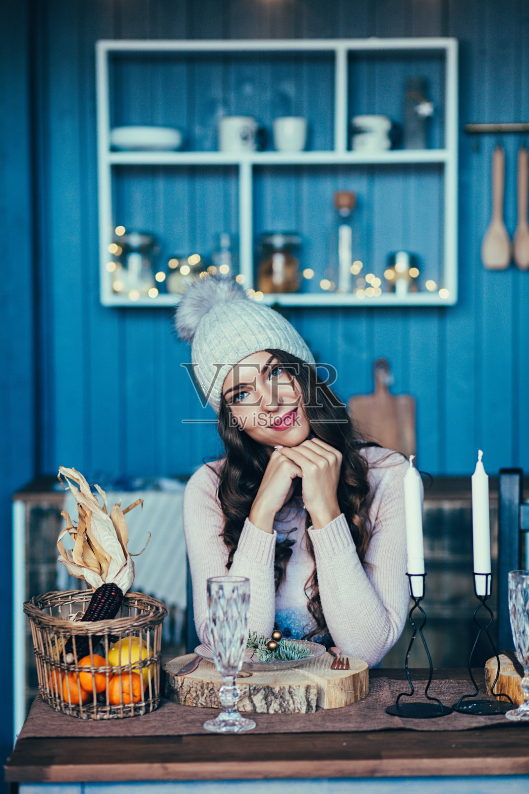 圣诞节的女人坐在厨房里照片摄影图片