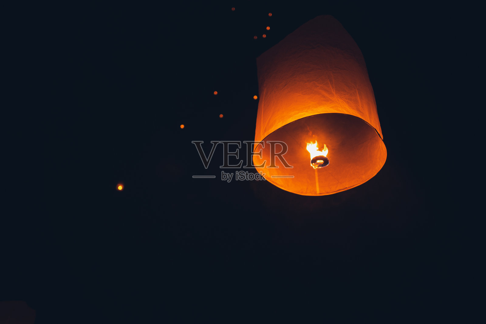 在元宵节的夜晚，在天空中点燃蜡烛、灯笼照片摄影图片