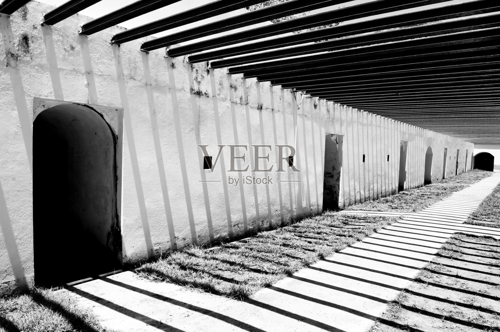 古堡墙上抽象的条纹阴影。照片摄影图片