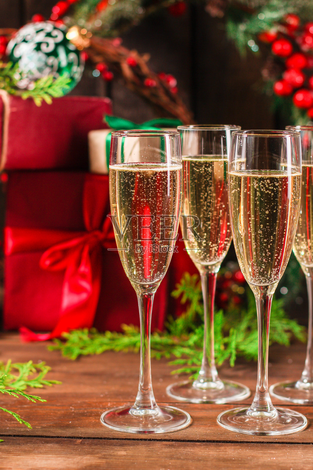 香槟装在透明的玻璃杯和酒瓶里，节日快乐!礼物和节日，新年快乐，圣诞节。节日食品的背景。前视图。本空间照片摄影图片