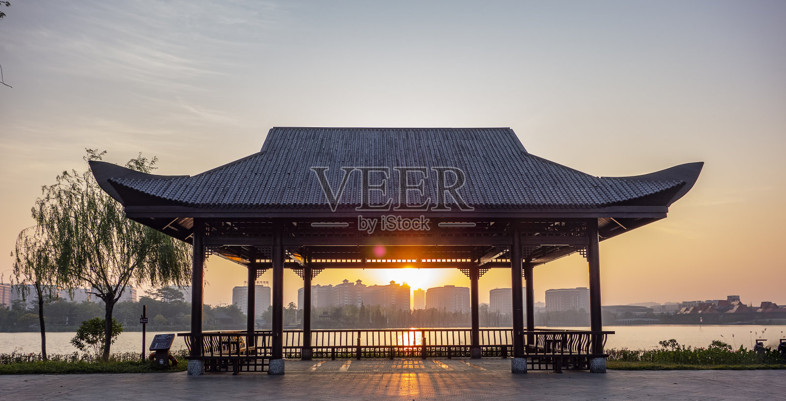 中国广东省东莞市华阳湖湿地公园湖畔亭子照片摄影图片