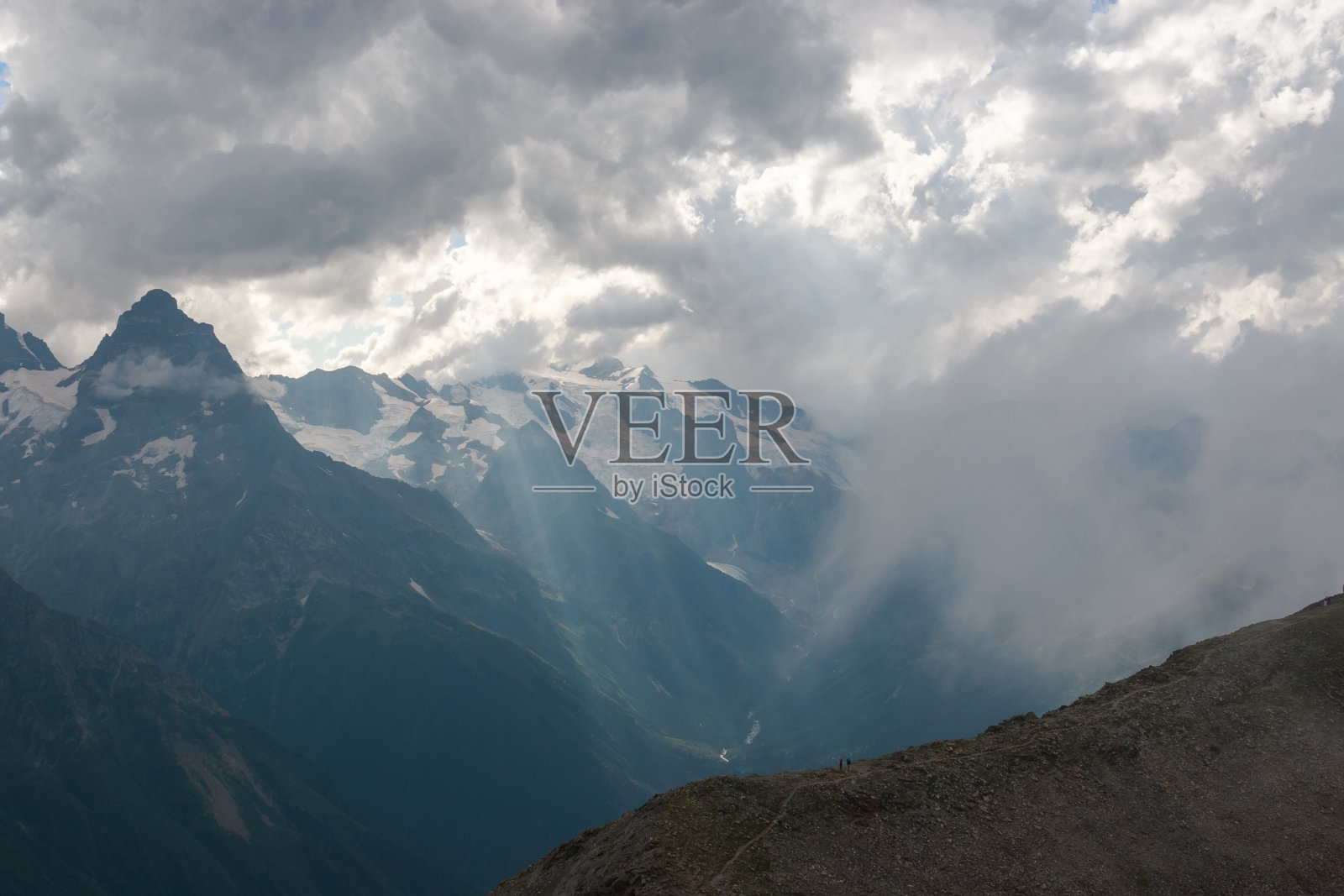 在国家公园的山峰景色和戏剧性的蓝天全景照片摄影图片