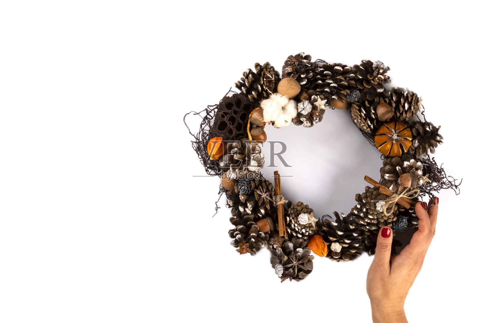 手持圣诞花环的女人照片摄影图片