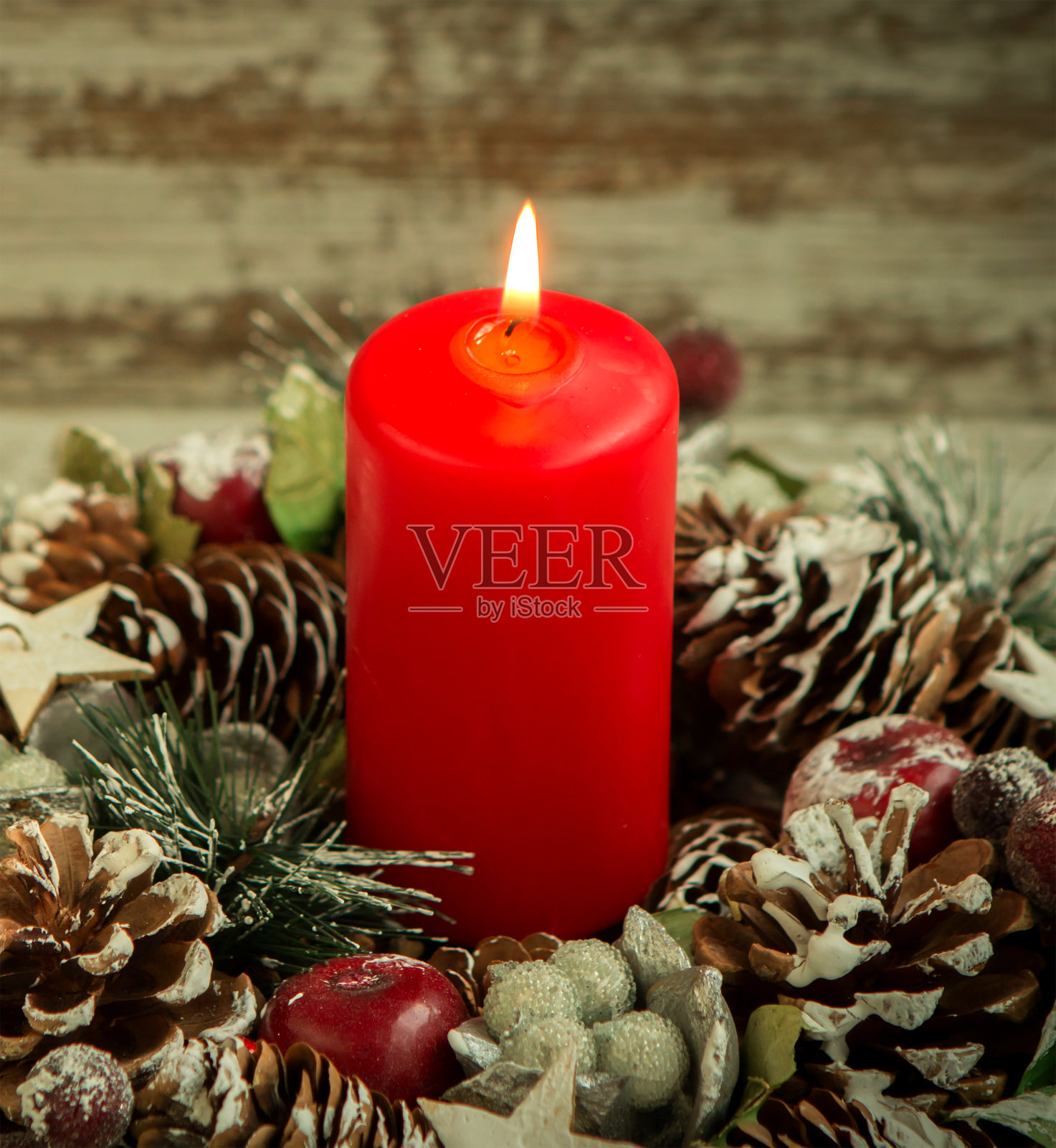 点燃红烛，松果欢度圣诞照片摄影图片