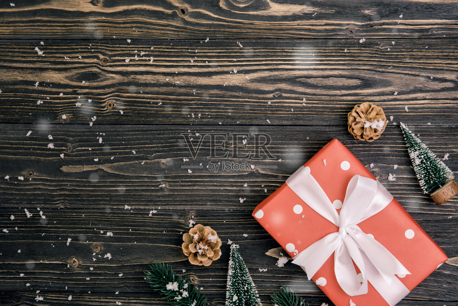 圣诞假日构图用红色礼盒装饰在木制背景上，新年和圣诞节或纪念日用礼物在季节木桌子上，俯视图或平铺。照片摄影图片