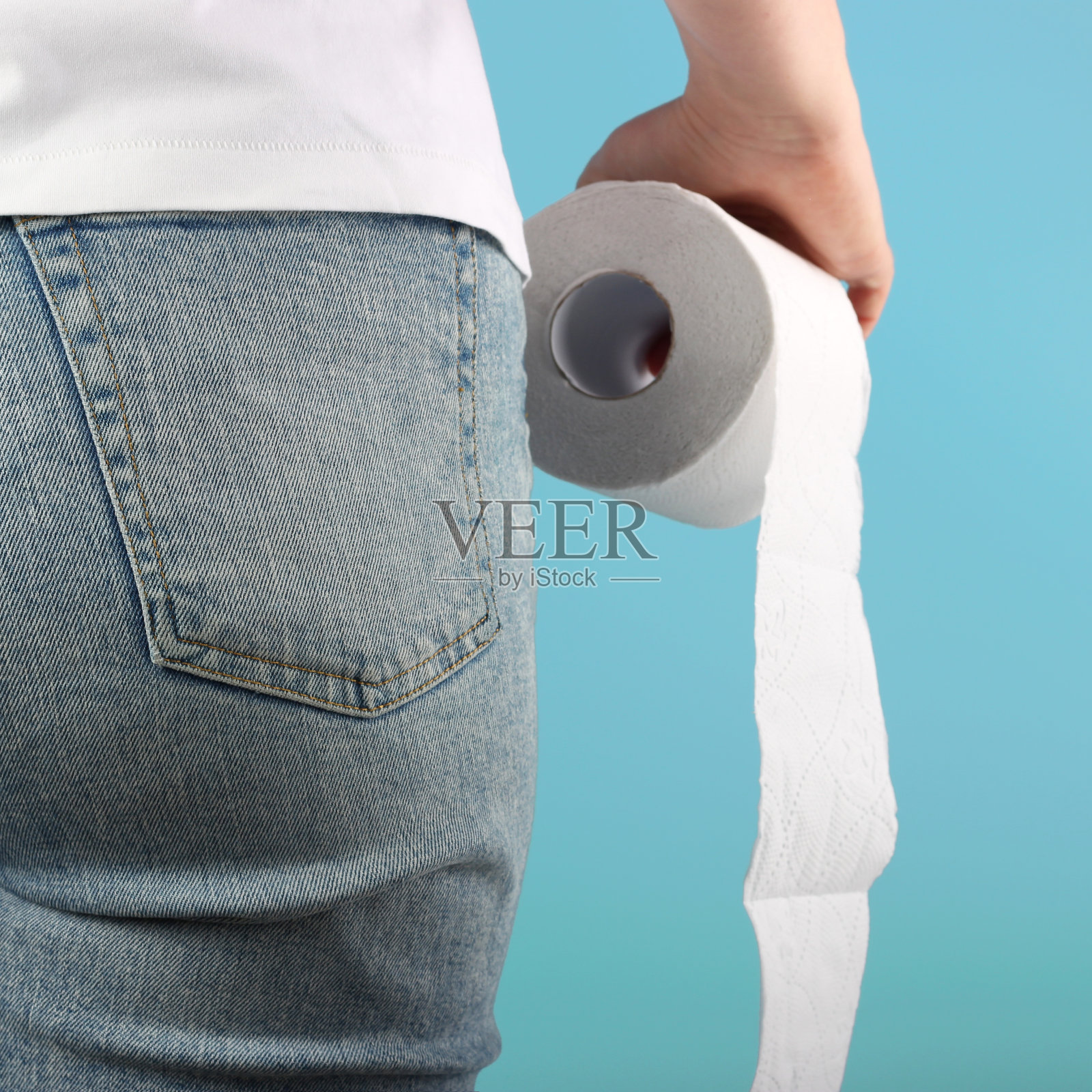 白色卫生纸卷在女性手中，后视镜照片摄影图片