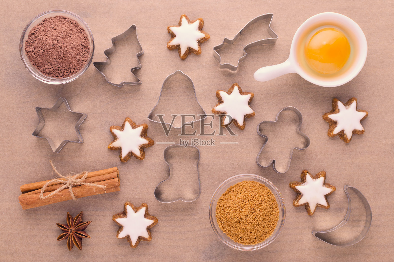 烘焙纸上制作甜点的原料和厨房工具照片摄影图片