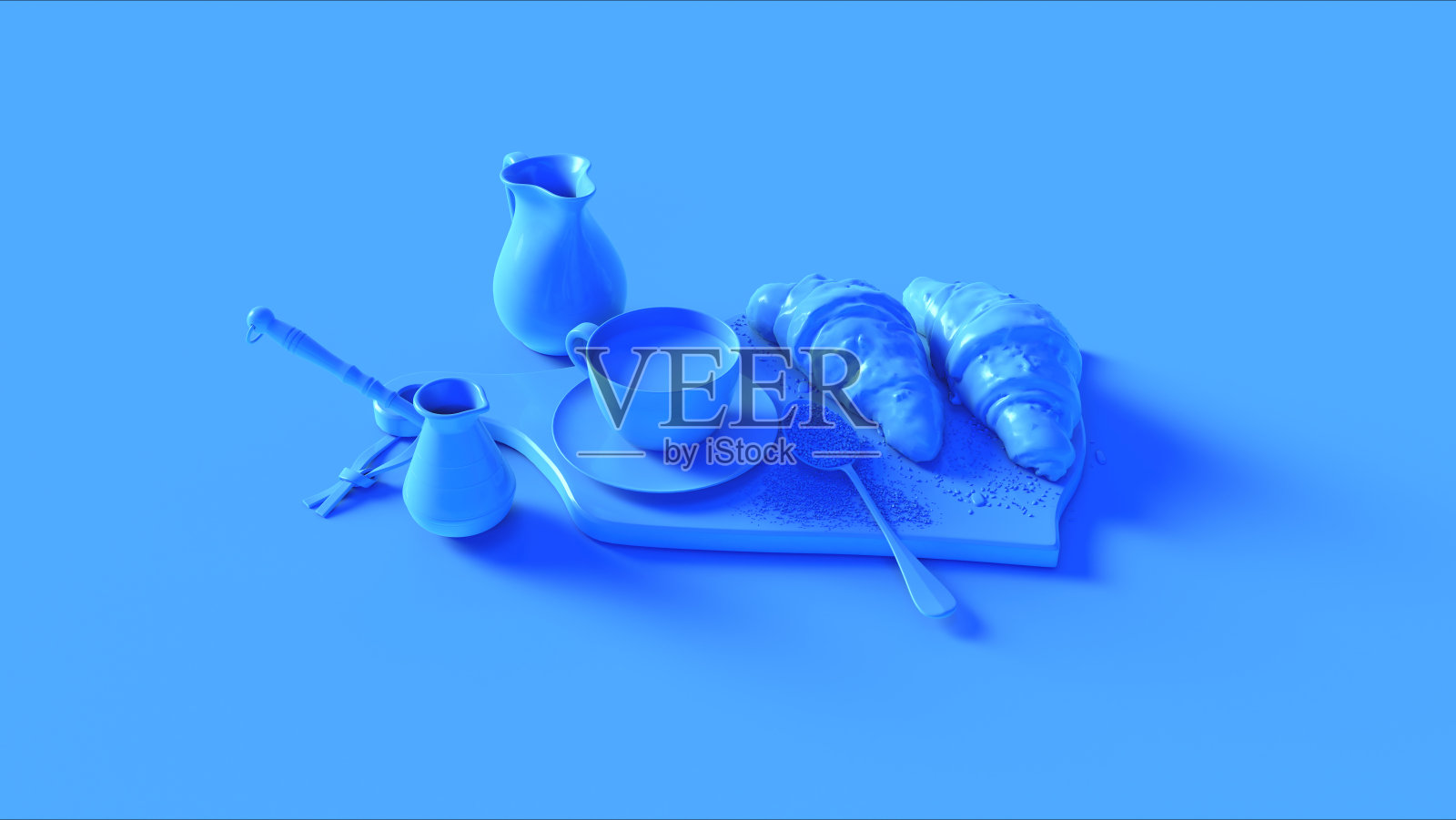 蓝色的咖啡杯，切菜板上的茶托，勺子，金糖，牛奶壶和羊角面包照片摄影图片