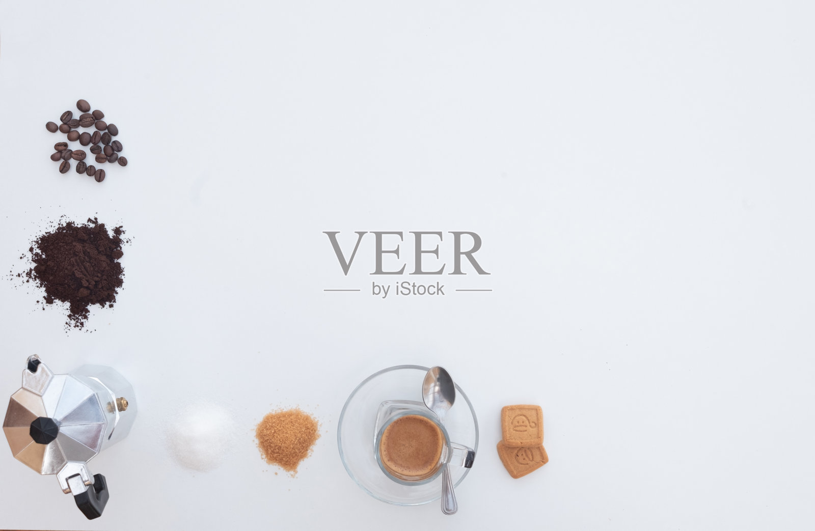 咖啡休息。白色的桌子为咖啡准备好了。所有材料加上咖啡机和两块饼干照片摄影图片