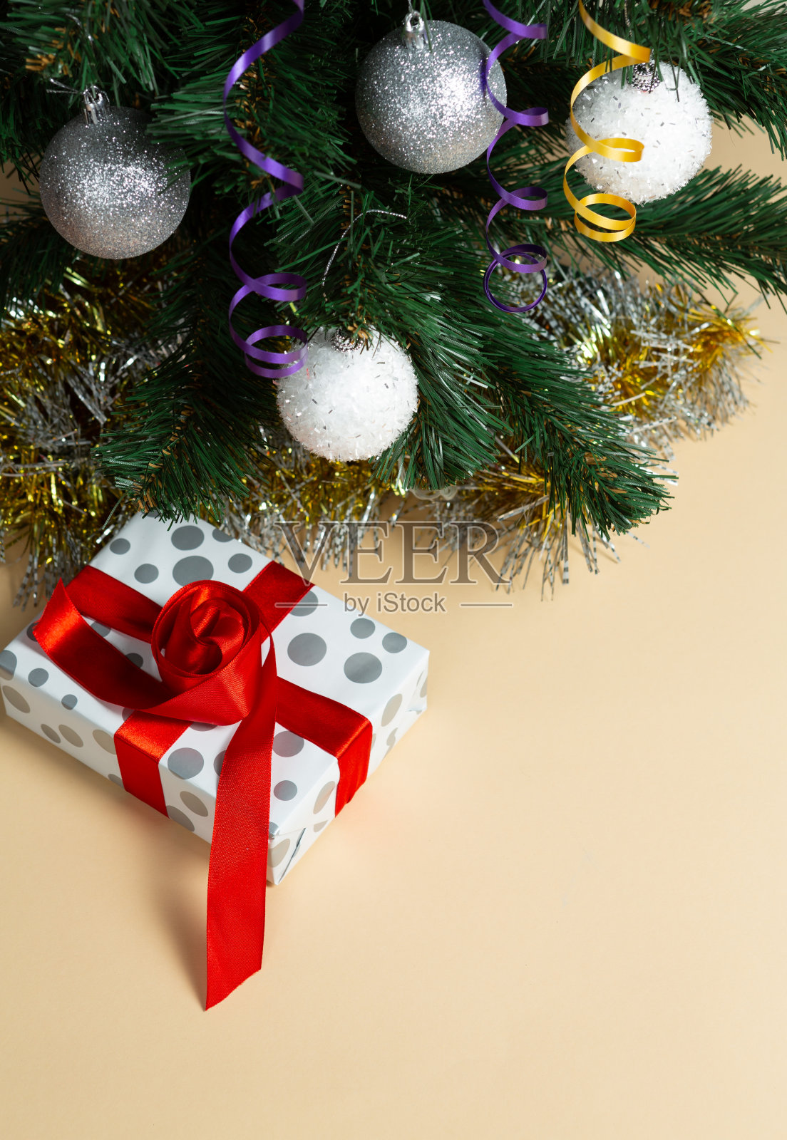 圣诞树下的新年礼物照片摄影图片