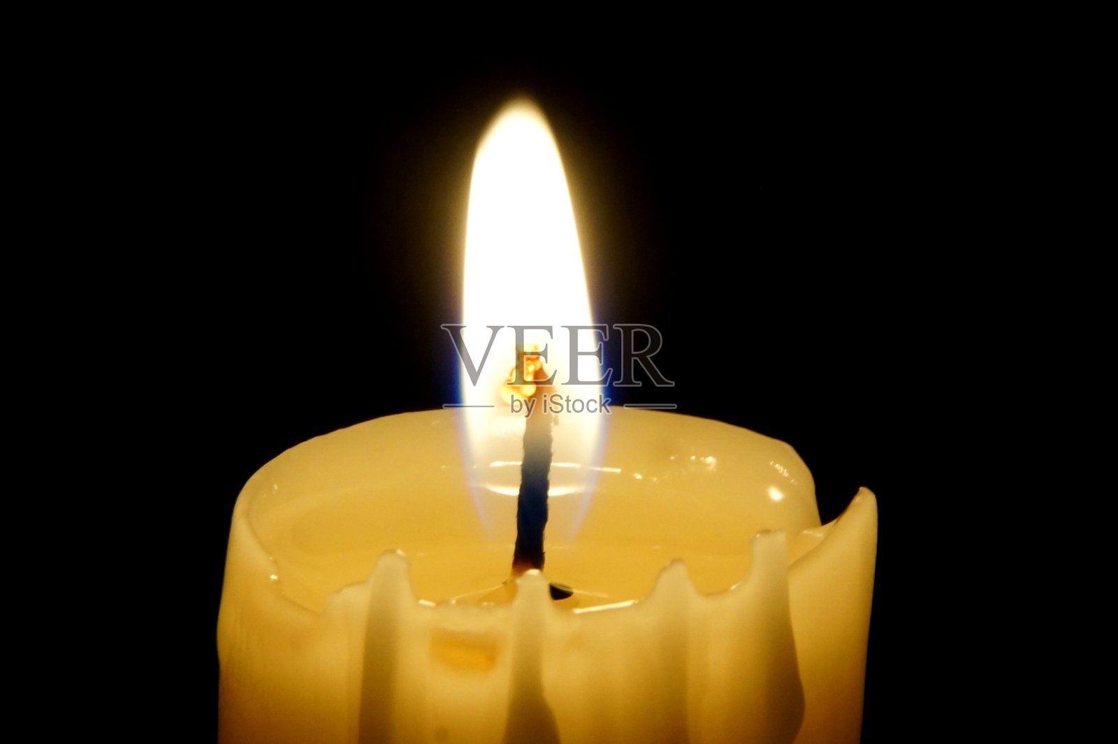 烛光照亮黑暗，特写，黑暗的背景照片摄影图片