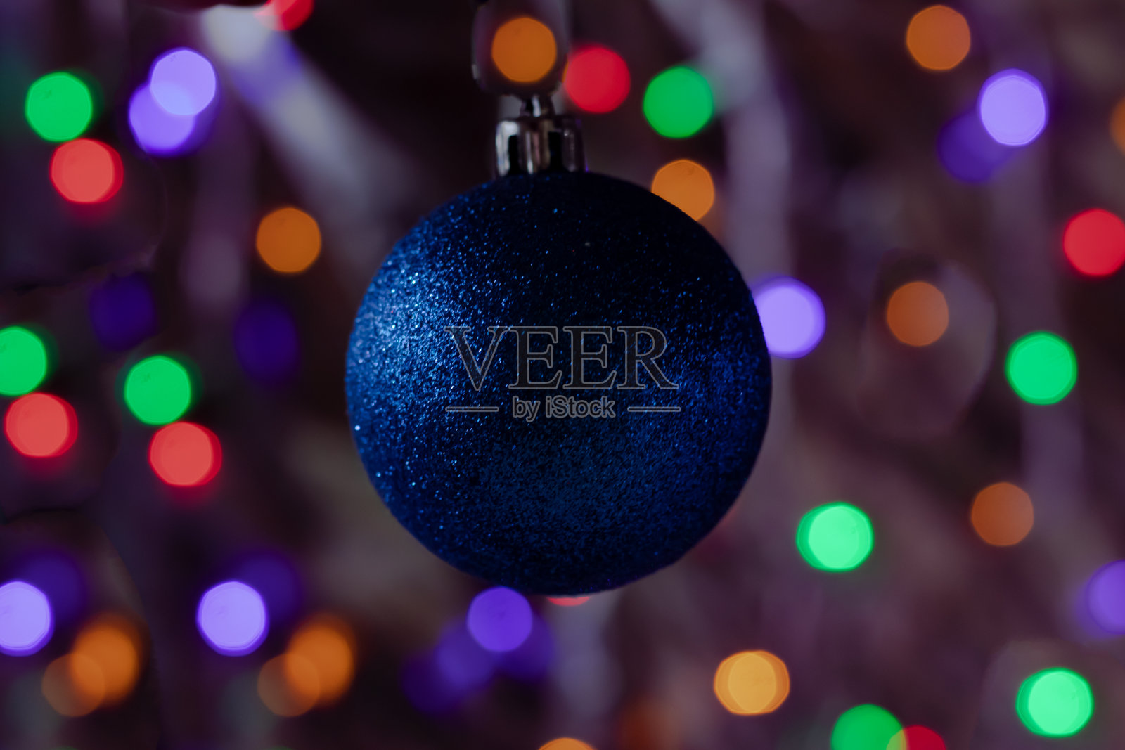 以散焦为背景的圣诞蓝色玩具。闪烁的彩灯，新的一年。照片摄影图片