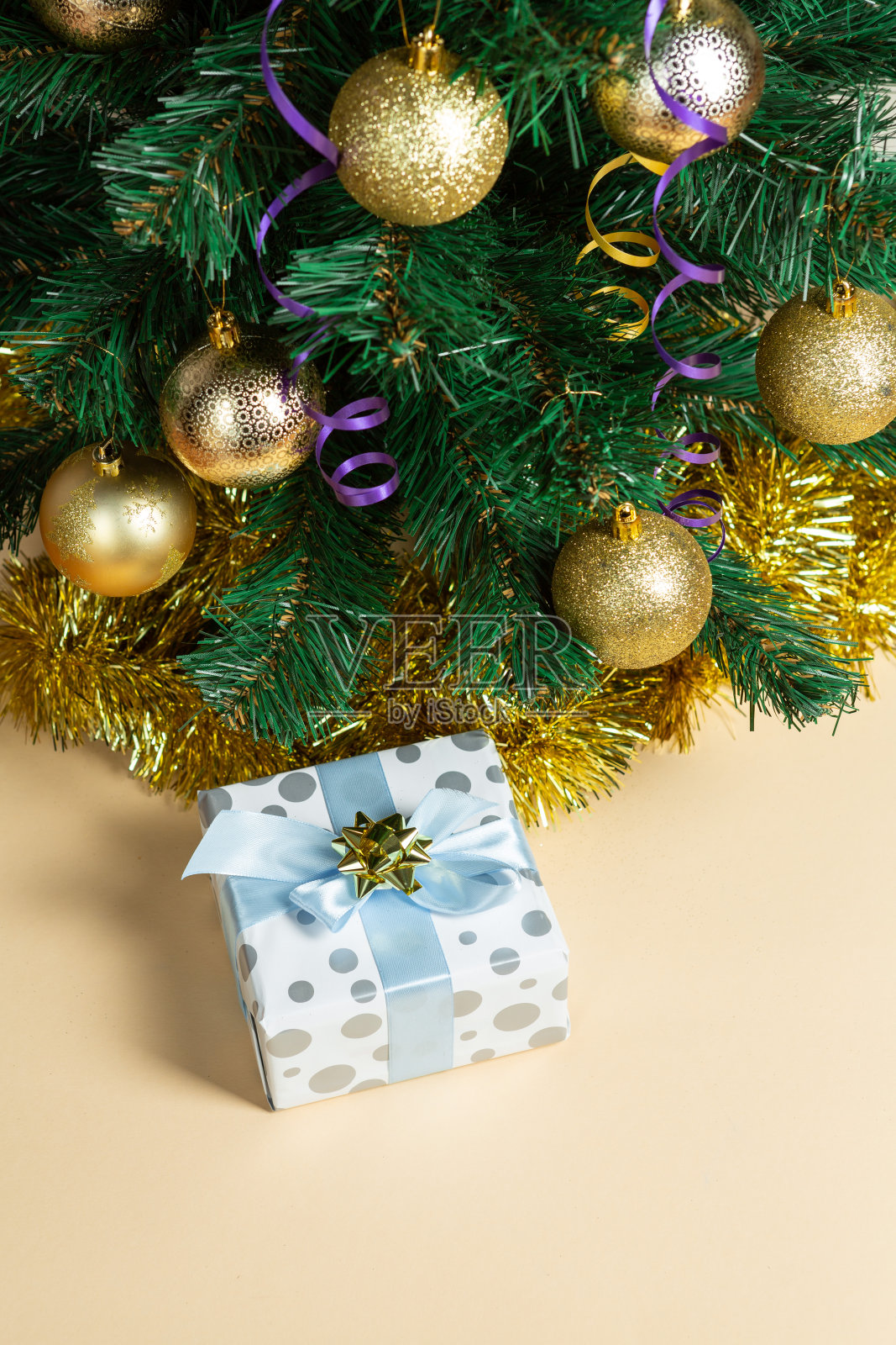 圣诞树下的新年礼物照片摄影图片