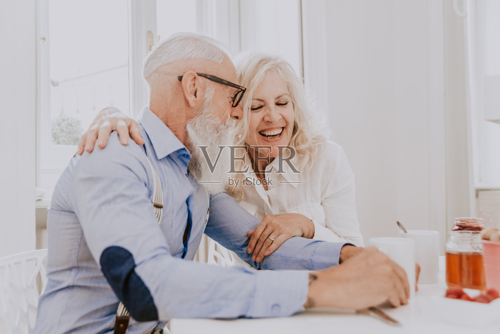 家中的老年夫妇照片摄影图片