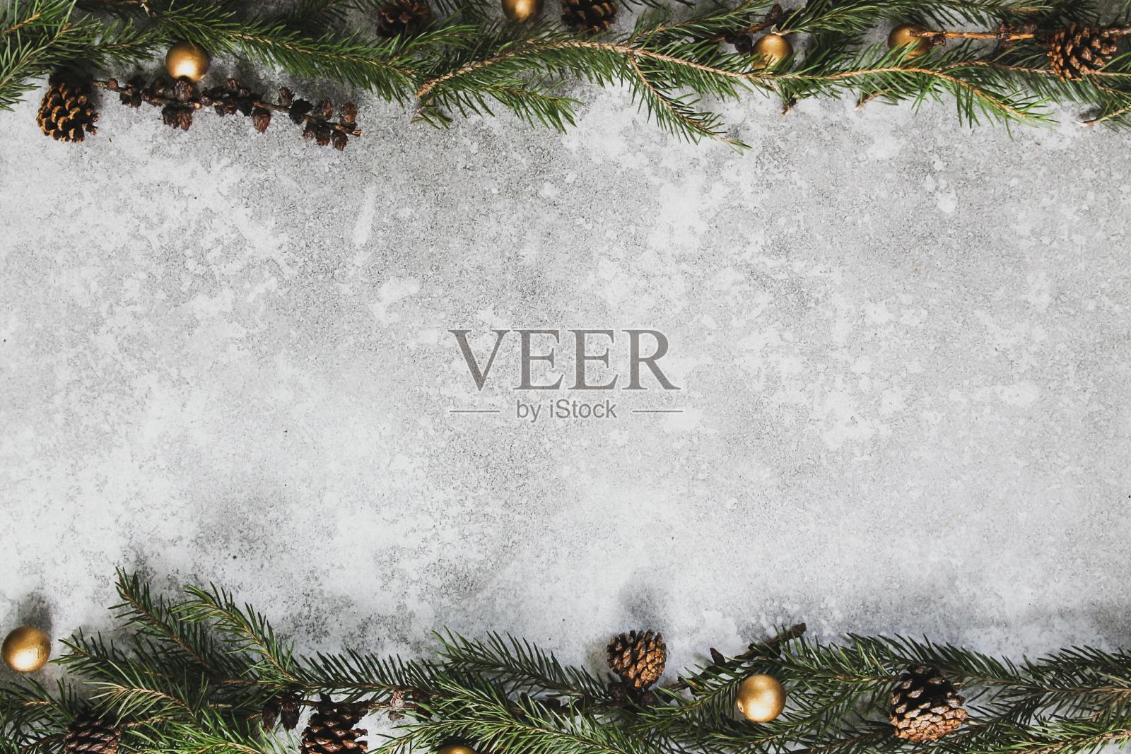 来自天然云杉树枝的圣诞背景照片摄影图片