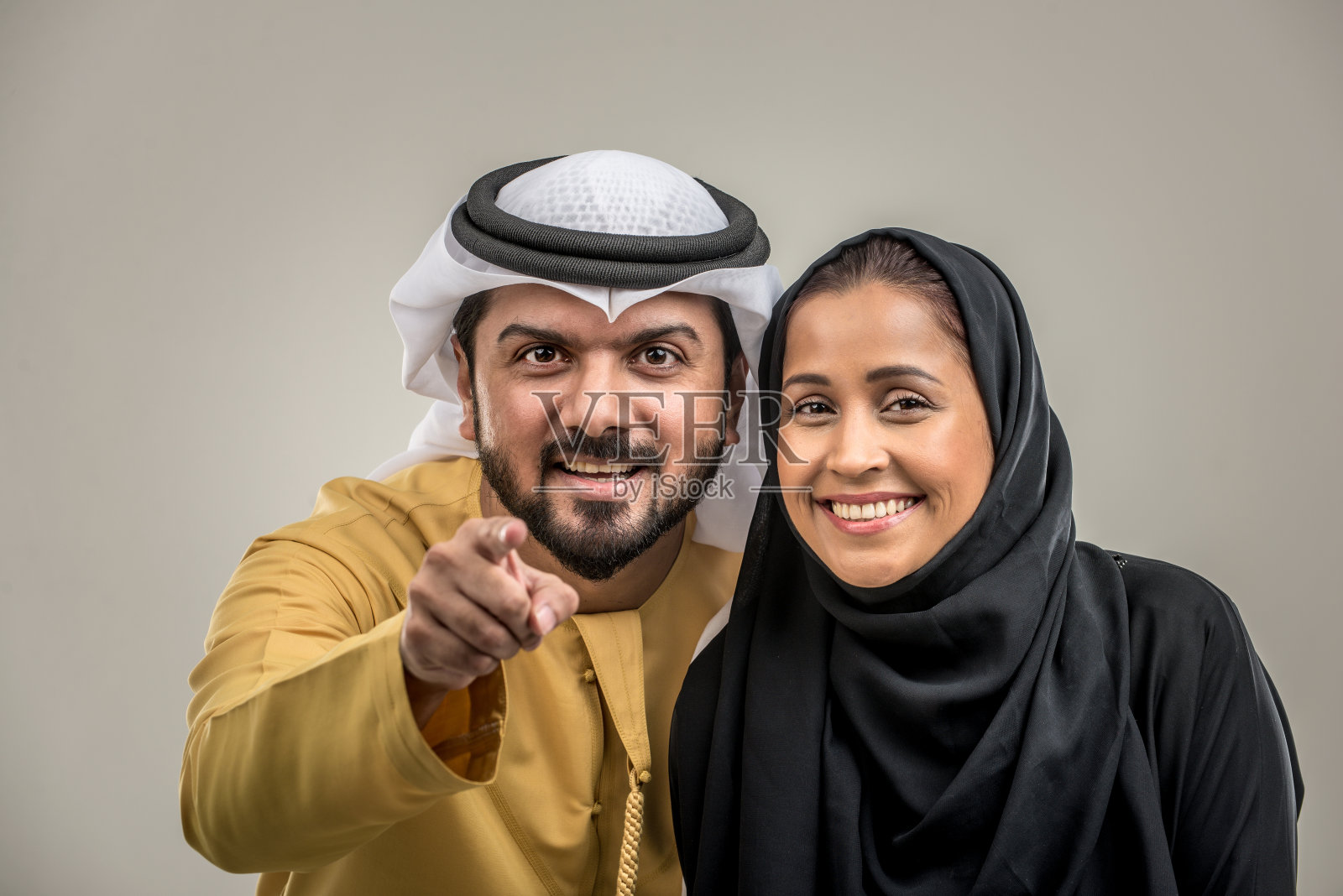 阿拉伯夫妇（灰色背景）照片摄影图片