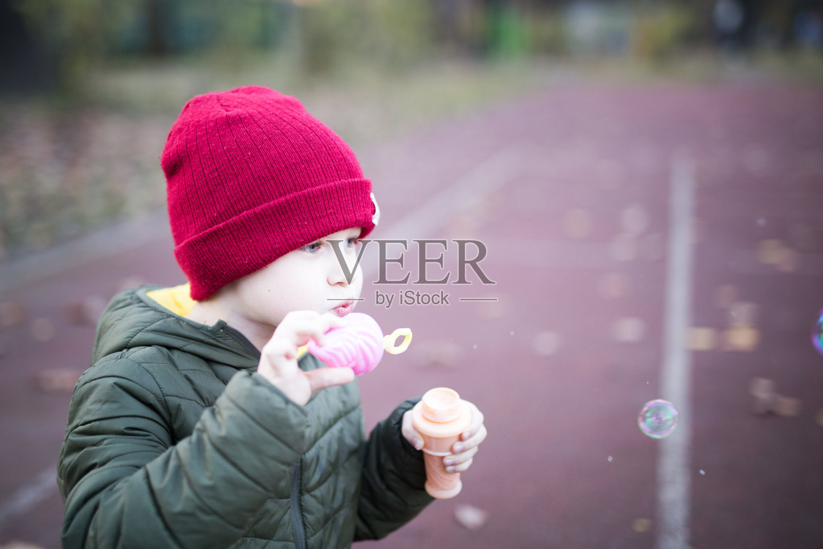 学龄男孩吹泡泡照片摄影图片