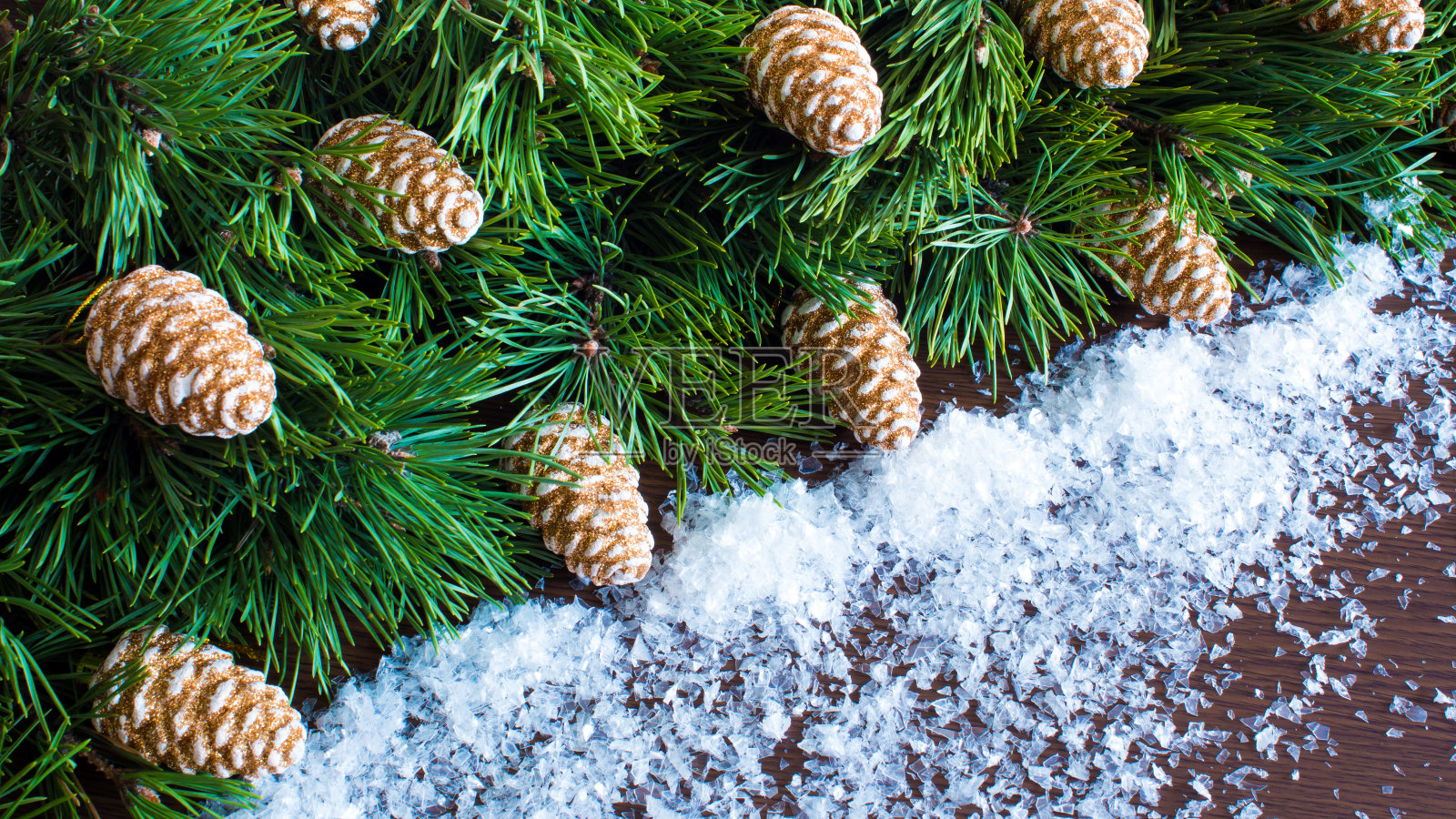2020年的新年和圣诞树上有松果和雪。圣诞花环。新年的庆祝活动照片摄影图片