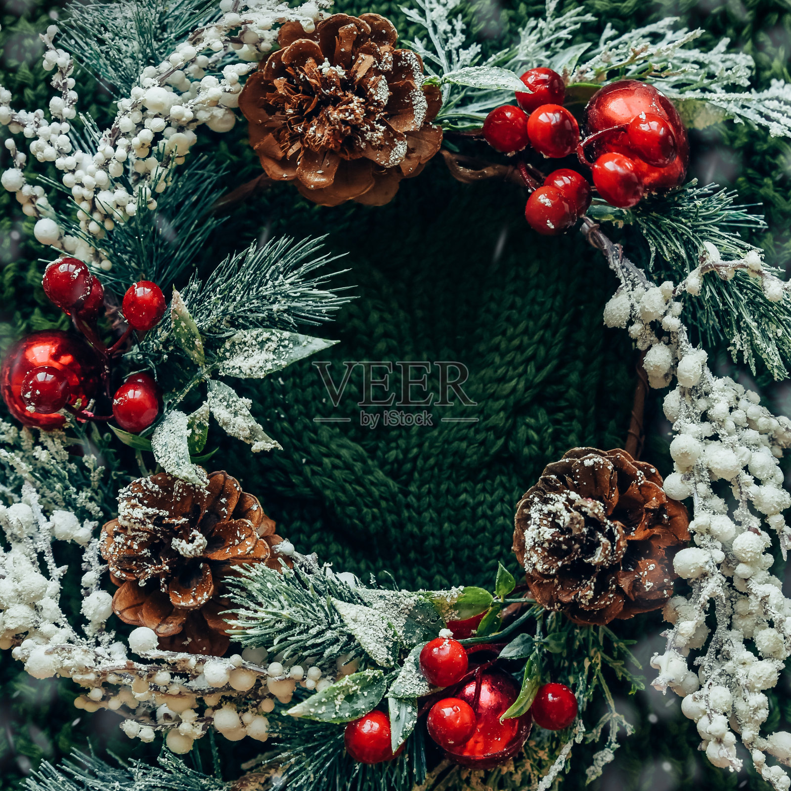 松树花环和圣诞装饰在绿色编织的背景。平铺，格调高雅。圣诞节，新年，准备过节照片摄影图片