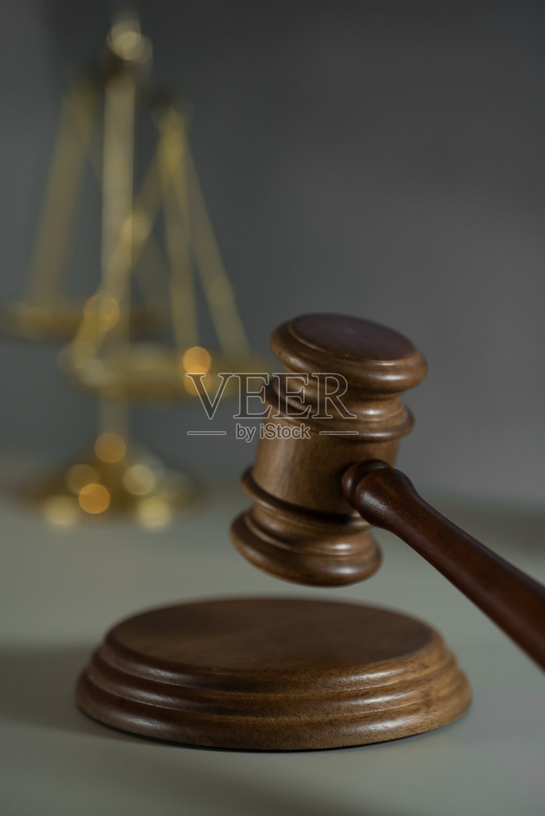 法官用法律书籍和正义的天平敲打。正义观、法理学、法理学。照片摄影图片