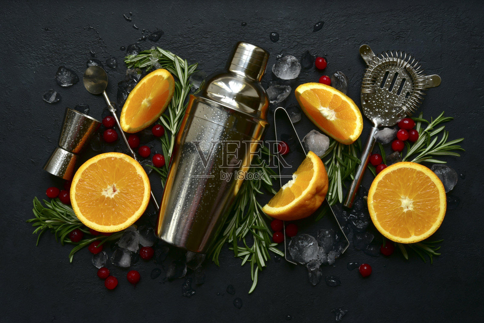 制作圣诞鸡尾酒的原料和道具照片摄影图片