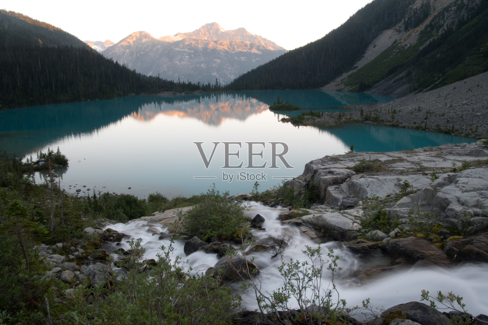 在Joffre湖省级公园徒步旅行照片摄影图片