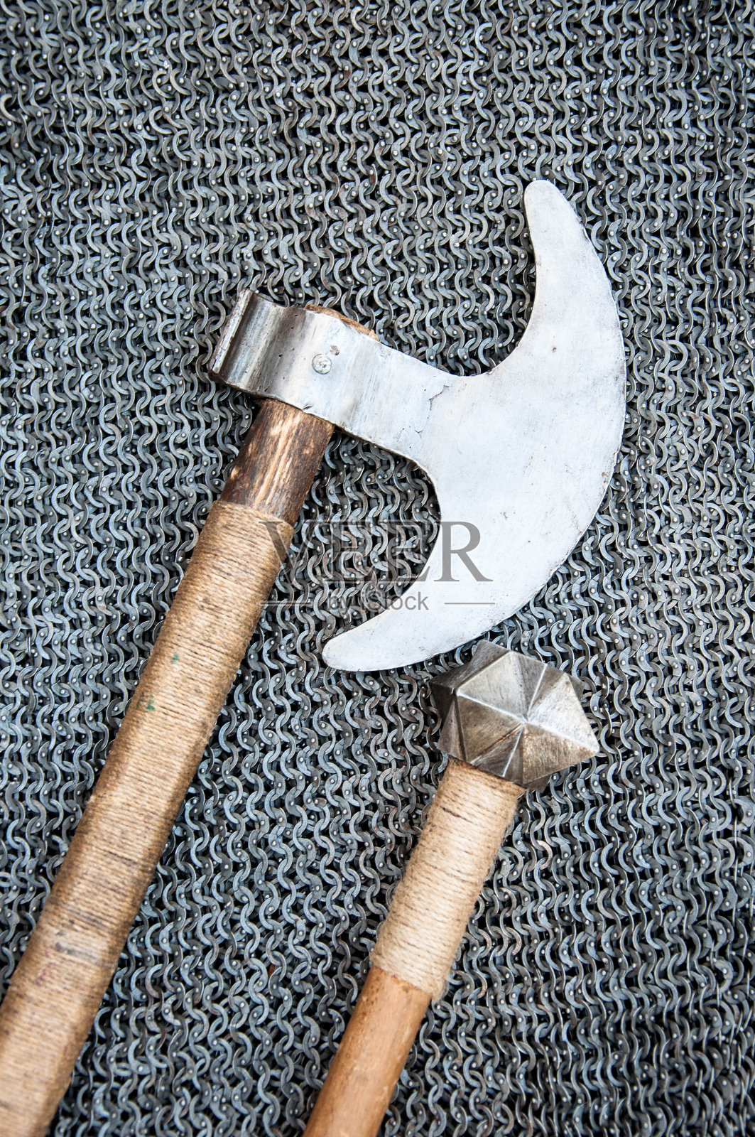 中世纪的武器躺在战士的锁子甲上照片摄影图片