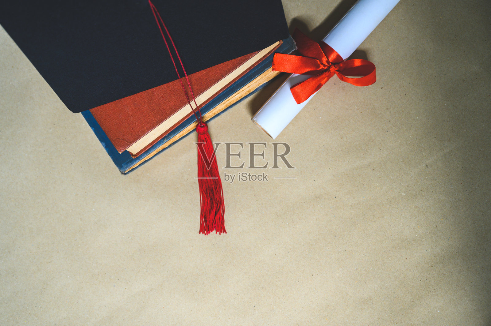 评分员的帽子是黑色的，证书是用棕色的纸写的。照片摄影图片