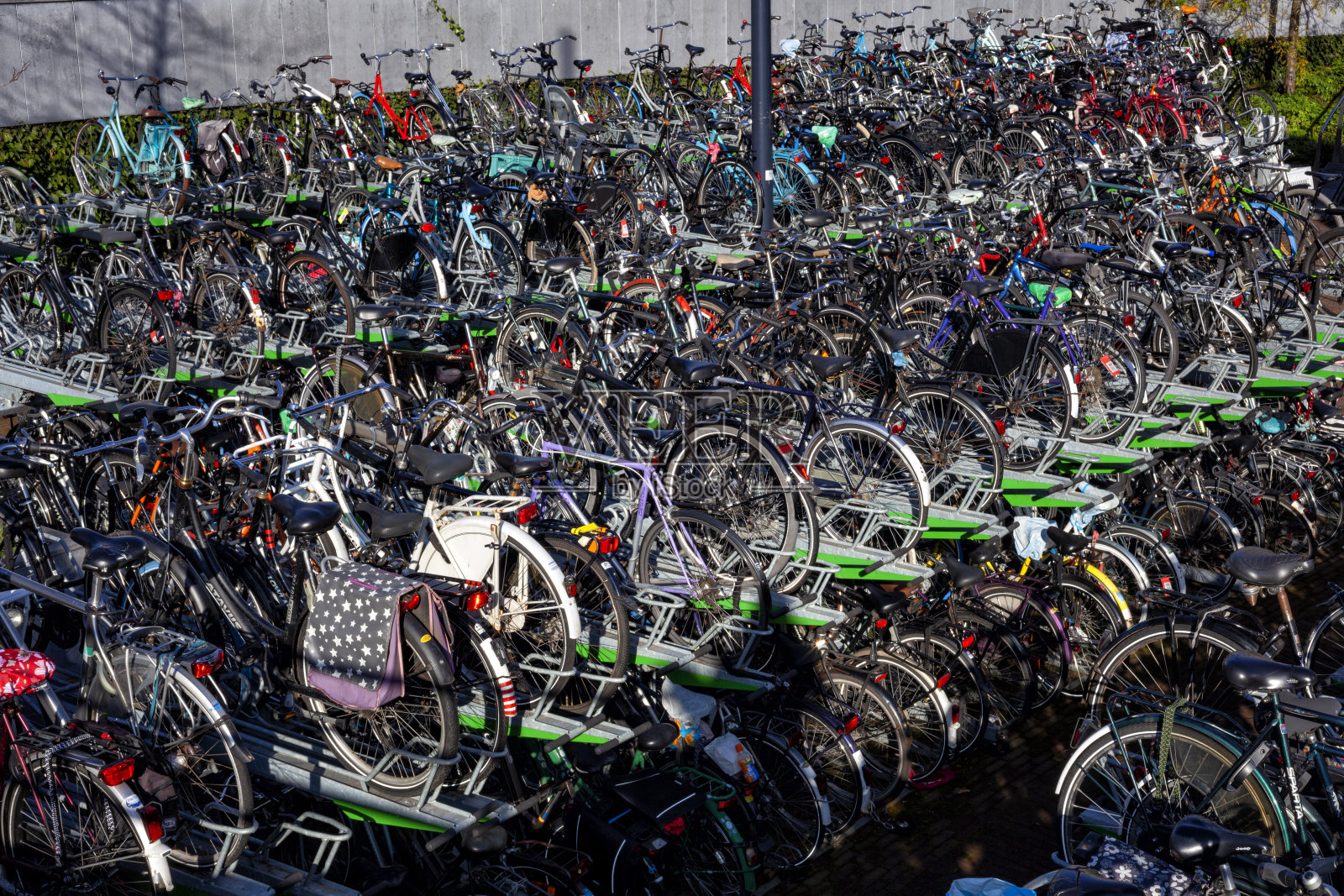 露天多层自行车停车场，荷兰鹿特丹照片摄影图片