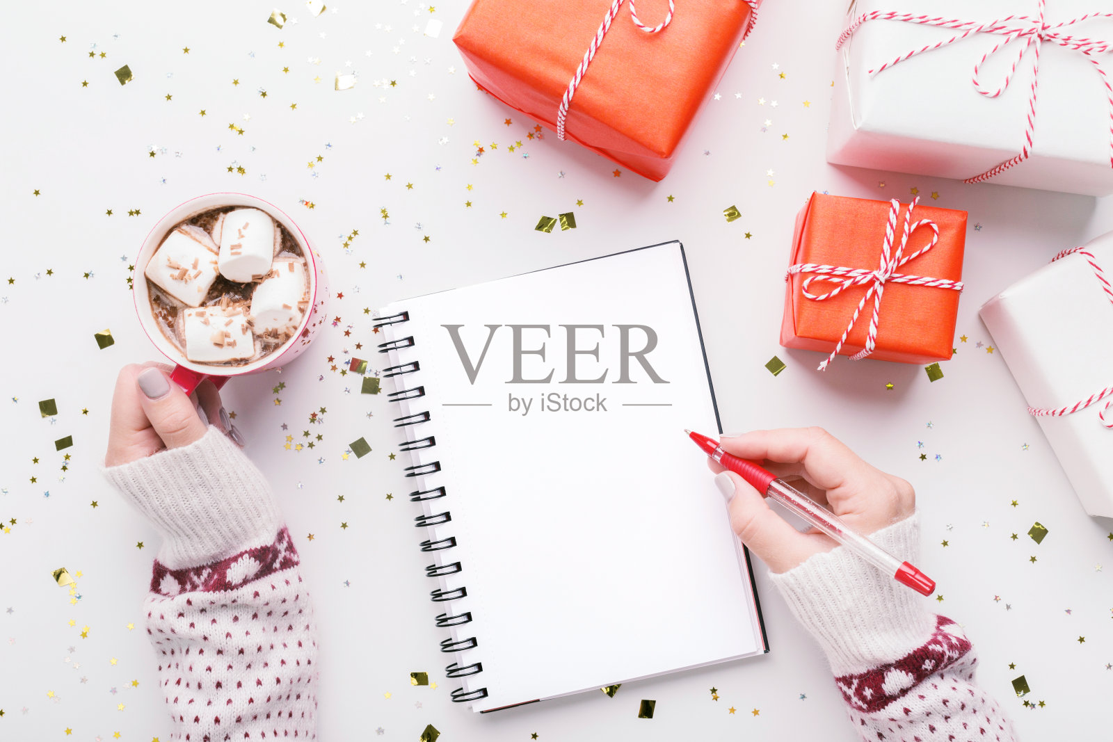 在笔记本上写新年祝福的女人照片摄影图片