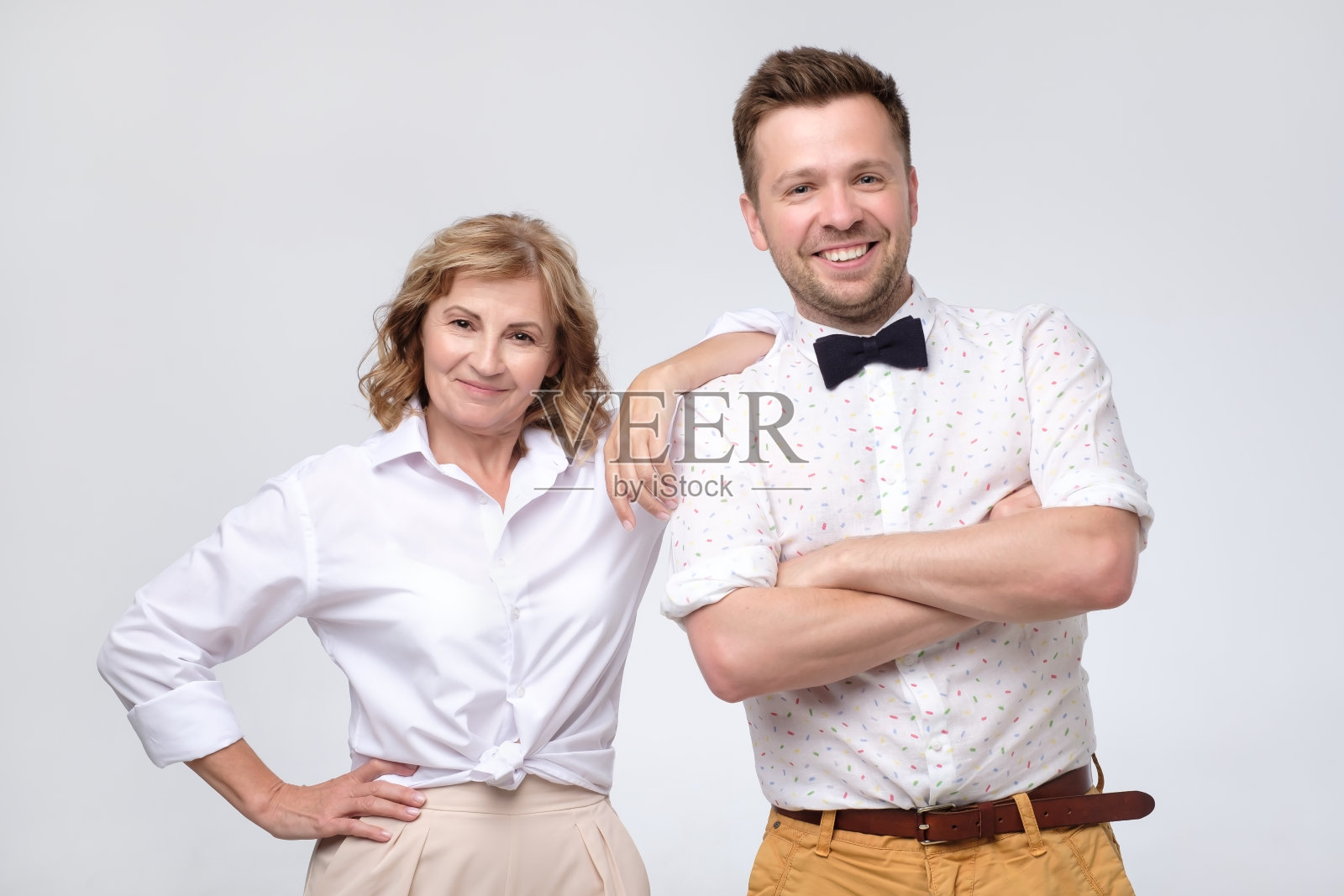 男人和女人背靠背站着照片摄影图片