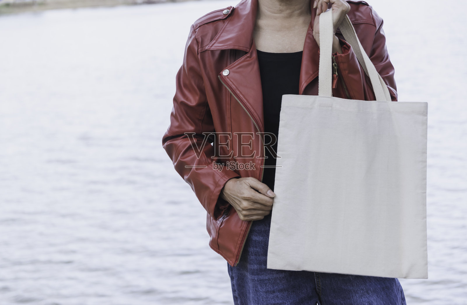 在保护地球的理念下，女性拎包是出于自然的考虑，还是说不要使用塑料袋。照片摄影图片