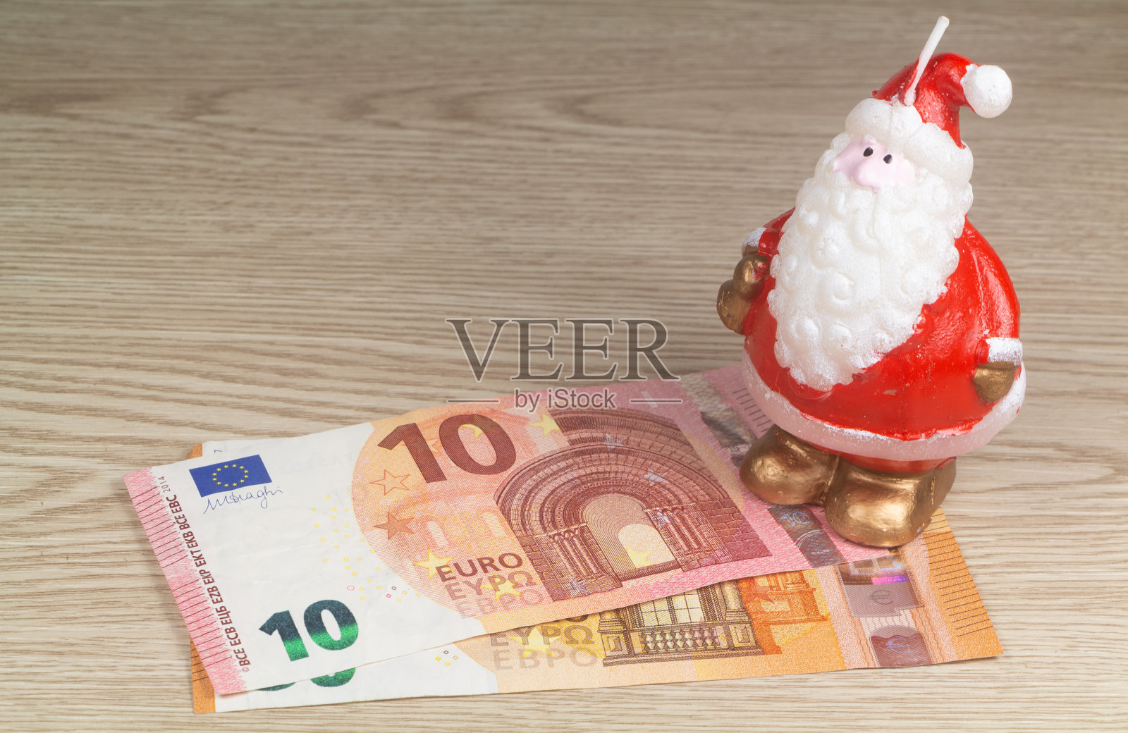 欧元钞票和圣诞老人小雕像照片摄影图片