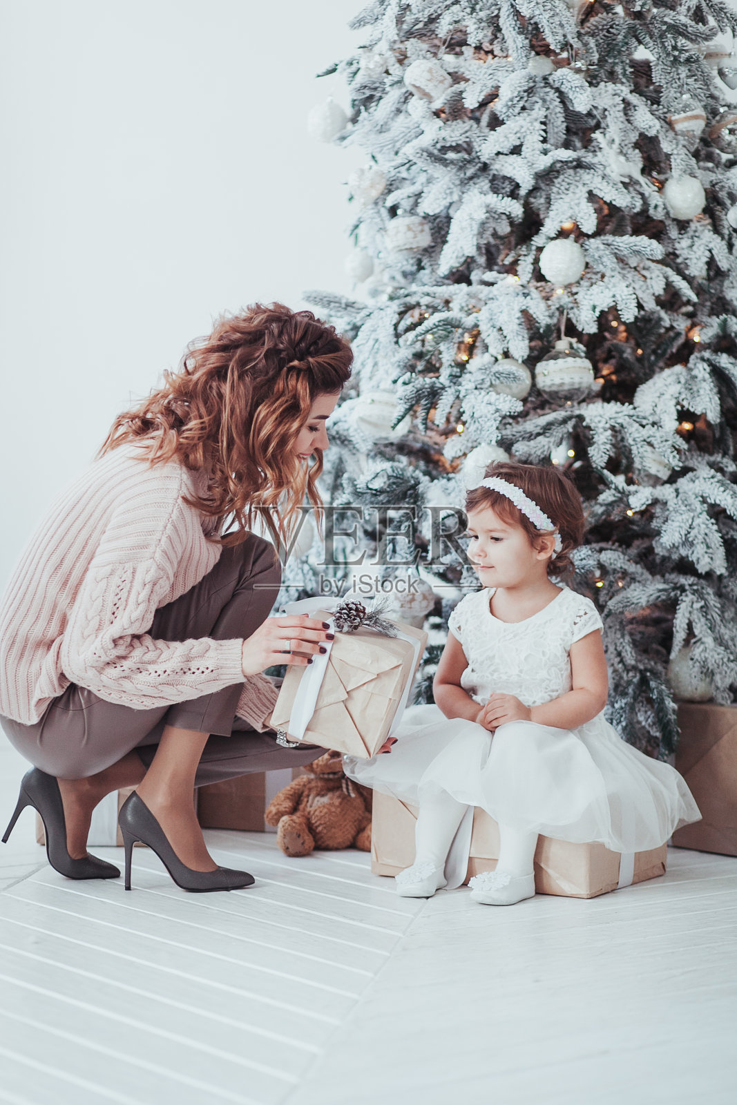 圣诞节：妈妈和女儿互赠礼物照片摄影图片