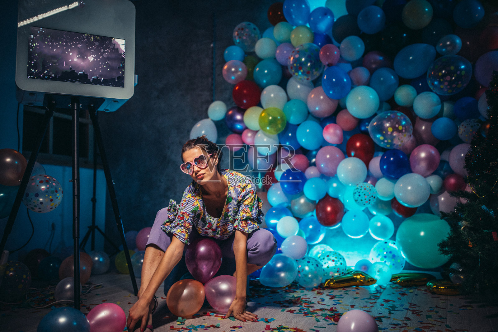 新年派对后独自坐着的女士照片摄影图片