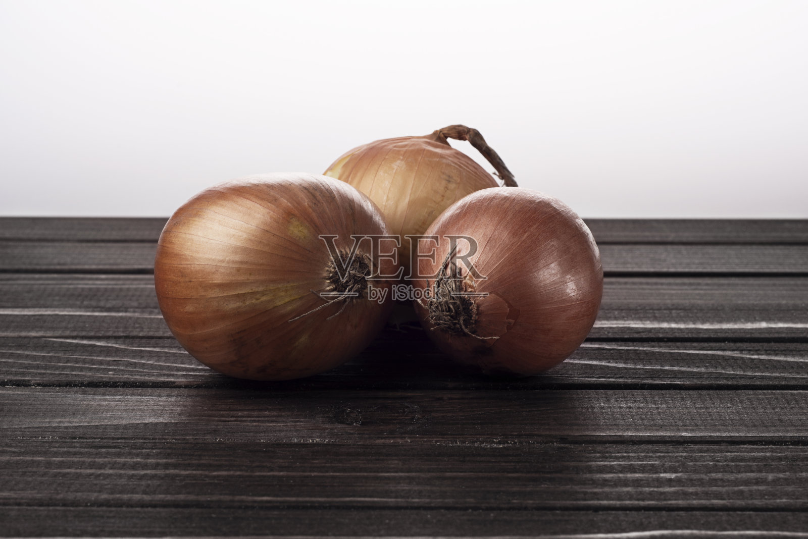 木头背景上放洋葱，木头背景上放葱照片摄影图片