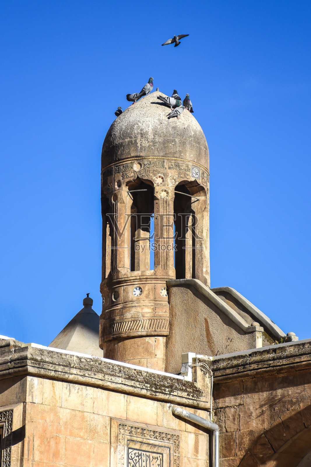 有鸽子的古老古老的穹顶。历史悠久的宗教建筑。照片摄影图片