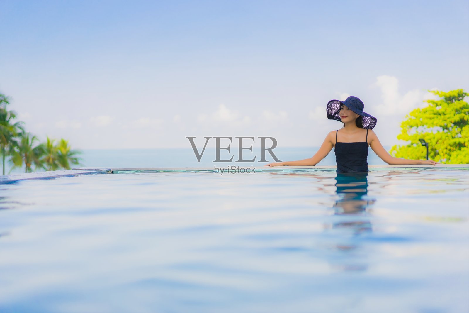 肖像美丽的年轻亚洲妇女快乐的微笑放松户外游泳池酒店照片摄影图片