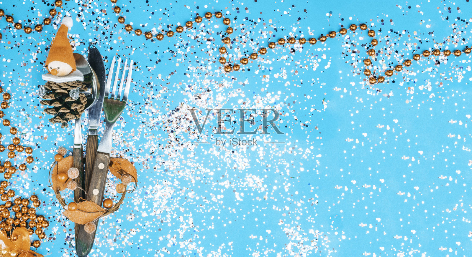 节日表。圣诞节和新年的装饰品和平安夜的菜肴照片摄影图片