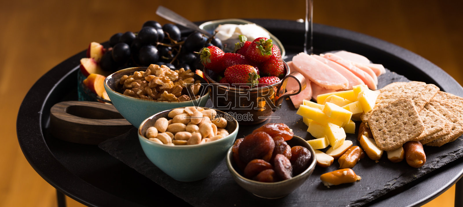 奶酪和水果盘子和一杯白葡萄酒照片摄影图片