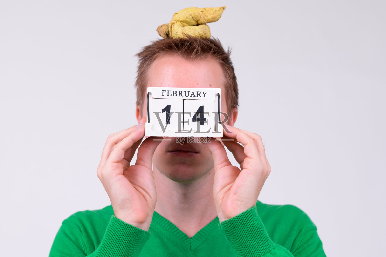 年轻人用日历块和屎遮住眼睛照片摄影图片