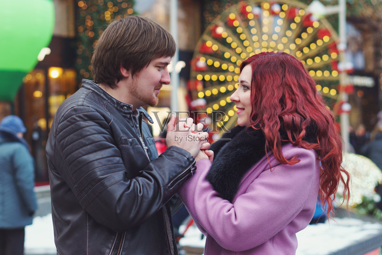 情侣们在圣诞市场散步照片摄影图片