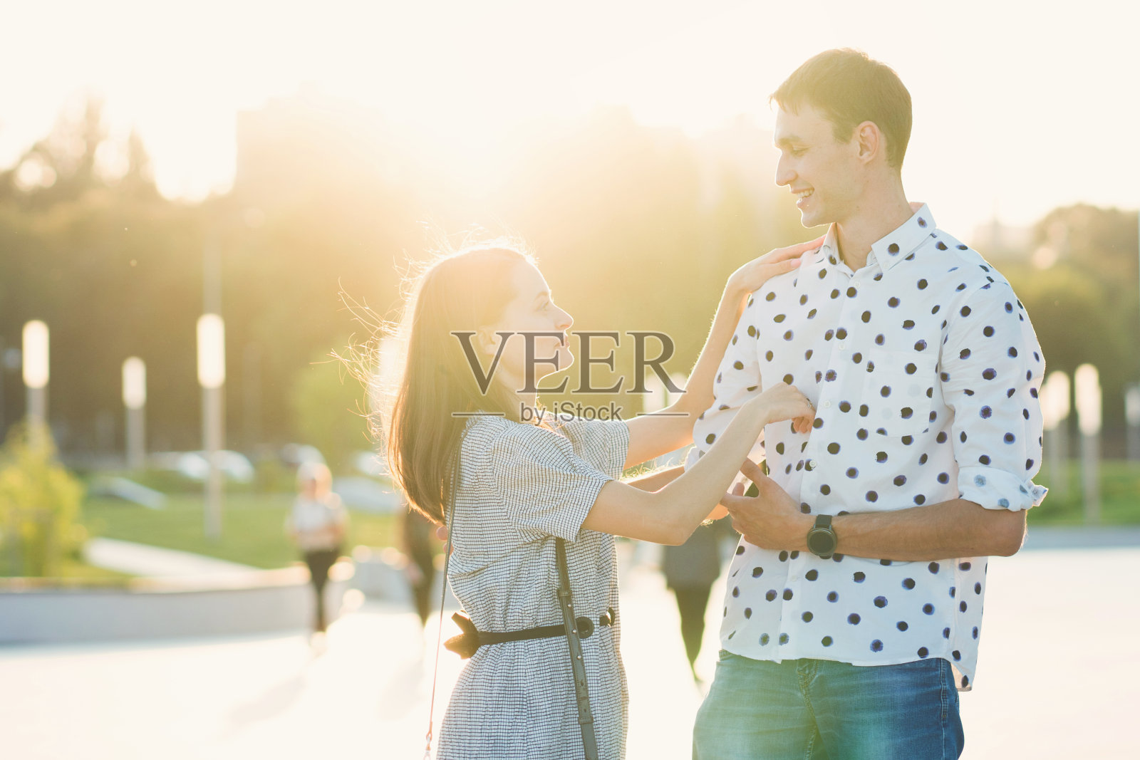 情侣们在夏日公园散步照片摄影图片