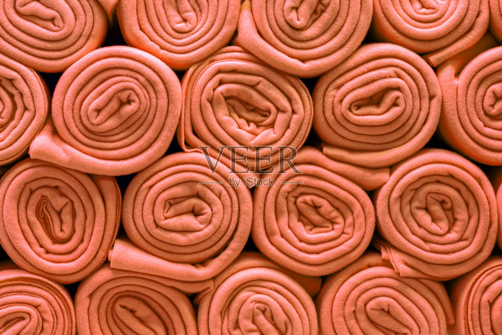 一卷卷的彩色护林员老虎格子躺在架子上照片摄影图片