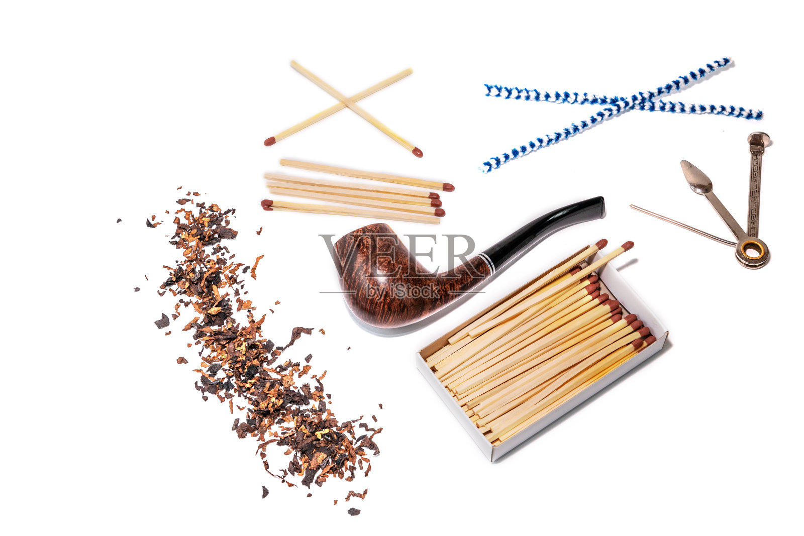 烟斗，附件和烟草隔离在白色照片摄影图片