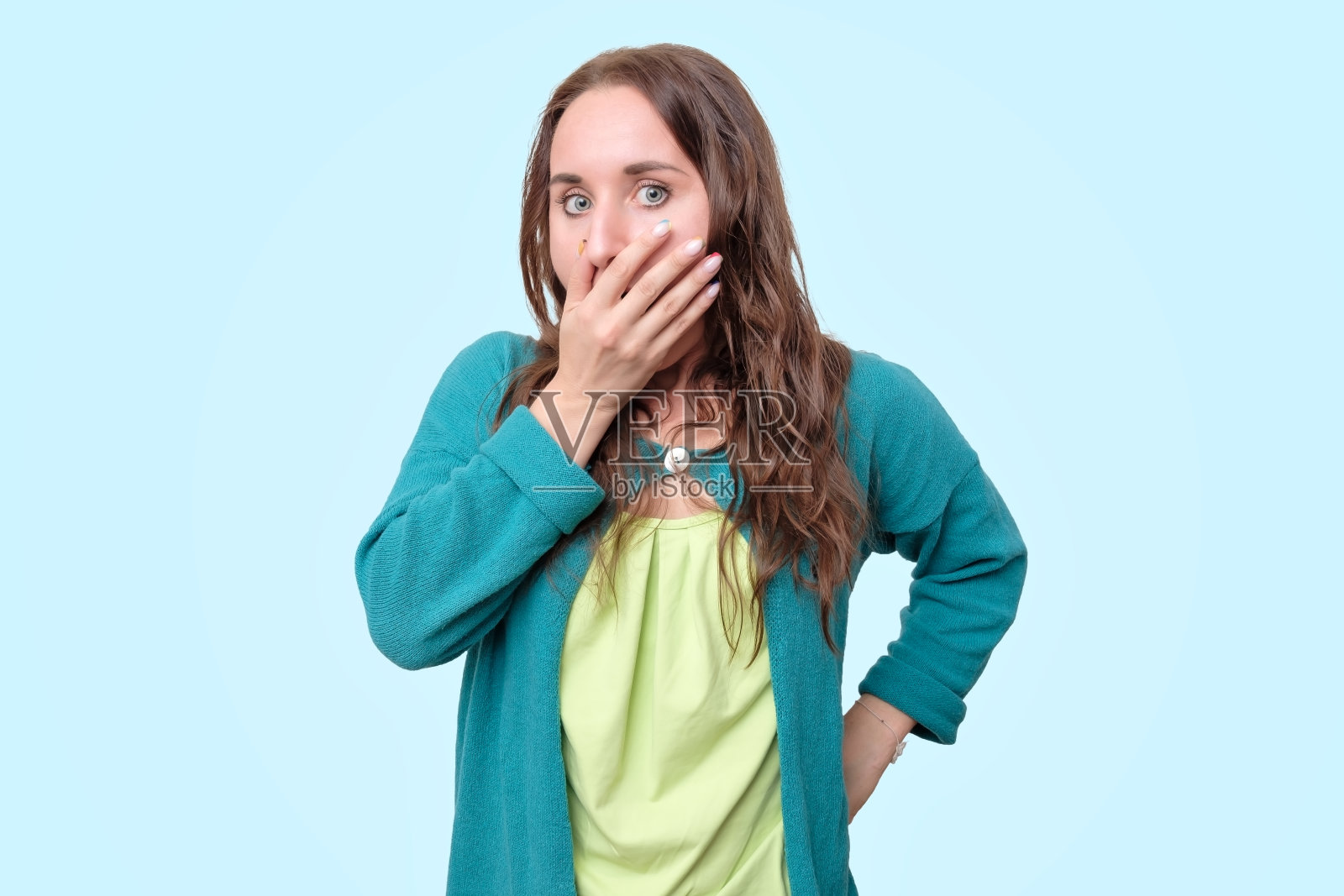 有趣的女人被惊慌失措的消息震惊了照片摄影图片